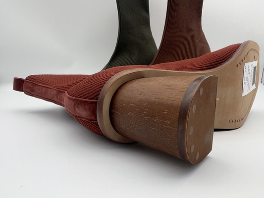 punto suave negro con las botas para mujer de cuero del tobillo del vestido de la vaca suave, talón de madera real con el espray