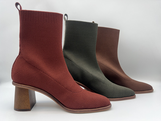 punto suave negro con las botas para mujer de cuero del tobillo del vestido de la vaca suave, talón de madera real con el espray