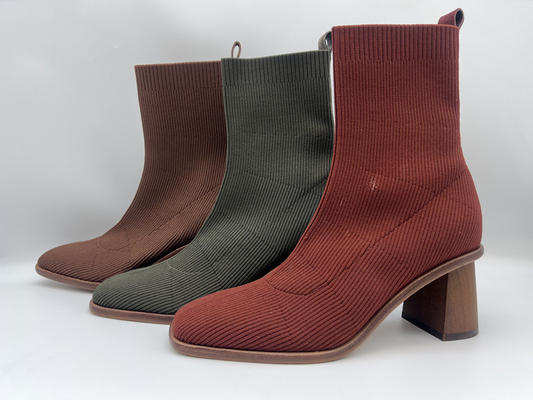 punto suave negro con las botas para mujer de cuero del tobillo del vestido de la vaca suave, talón de madera real con el espray