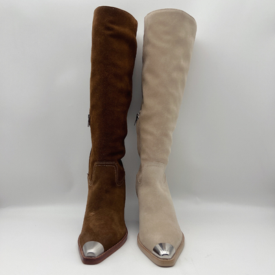 Del ante suave blanco de la vaca con el bordado que cose botas para mujer del vestido, diseño elegante del casquillo del dedo del pie del metal