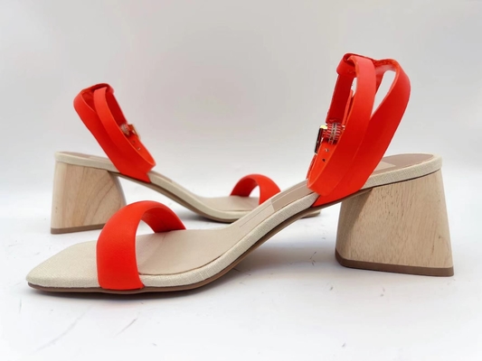 Las señoras anaranjadas suavemente cubren la parte superior abierta de Toe With Soft Nappa Leather con cuero de la sola correa de las sandalias