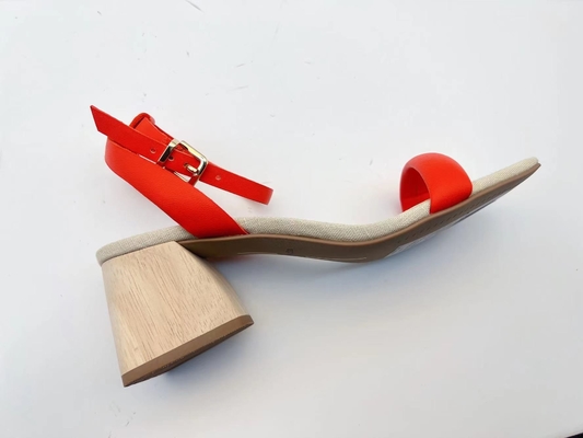 Las señoras anaranjadas suavemente cubren la parte superior abierta de Toe With Soft Nappa Leather con cuero de la sola correa de las sandalias