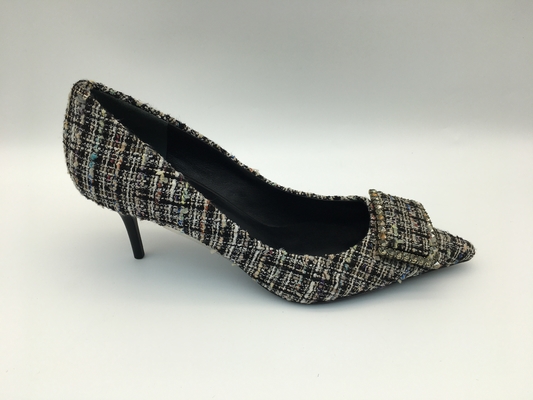 Las bombas superiores a cuadros de las señoras calzan, los zapatos de vestir del tacón alto de las mujeres con la hebilla cuadrada del metal