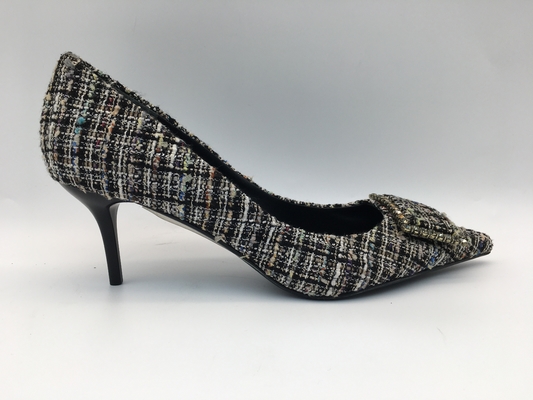 Las bombas superiores a cuadros de las señoras calzan, los zapatos de vestir del tacón alto de las mujeres con la hebilla cuadrada del metal