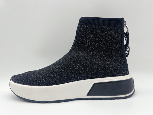 Los zapatos de trabajo resistentes del alto resbalón superior negro de las señoras suavemente hacen punto la tela con doblado