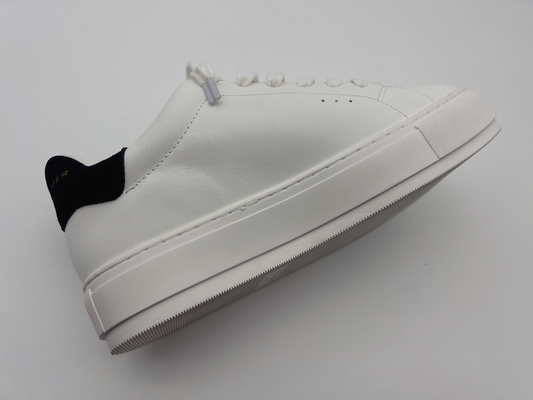 Zapatos que caminan de cuero para mujer de la vaca suave, zapatos blancos clásicos con la flor de piedra decorativa
