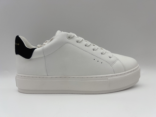 El caminar de cuero blanco clásico calza para mujer elegante con las puntas redondeadas
