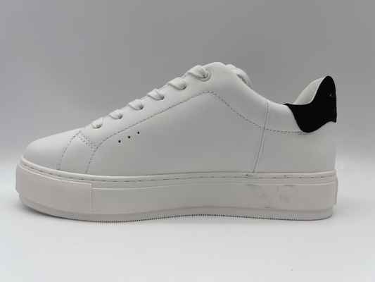 El caminar de cuero blanco clásico calza para mujer elegante con las puntas redondeadas