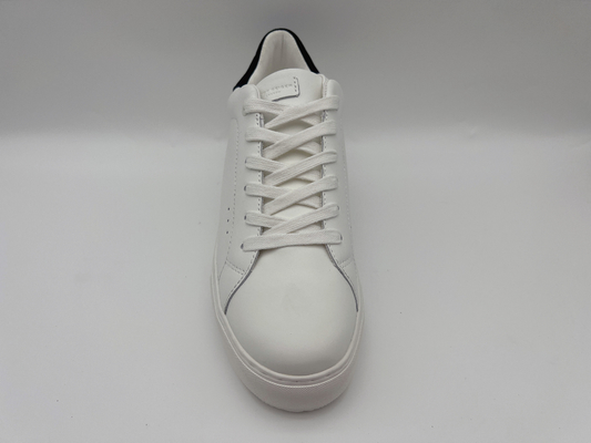 El caminar de cuero blanco clásico calza para mujer elegante con las puntas redondeadas