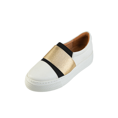 Los holgazanes blancos cubren caminar con cuero los zapatos con el cuero superior suave de la vaca