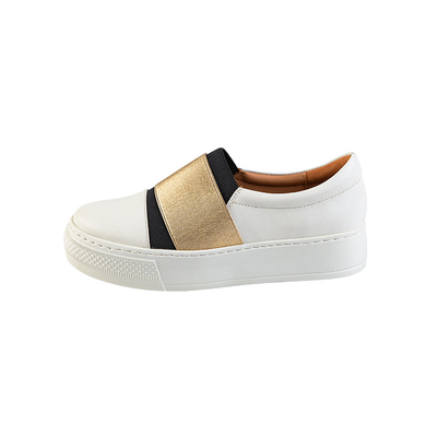 Los holgazanes blancos cubren caminar con cuero los zapatos con el cuero superior suave de la vaca