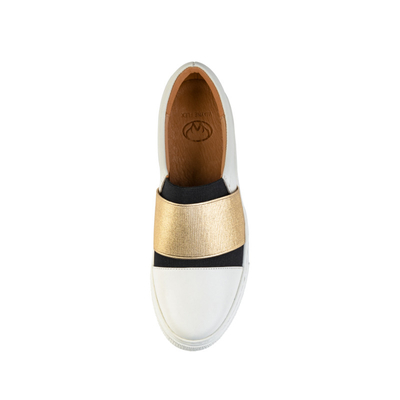 Los holgazanes blancos cubren caminar con cuero los zapatos con el cuero superior suave de la vaca