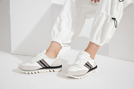El ocio para mujer de cuero suave calza el resbalón blanco plano de 3m m en los calzados atléticos