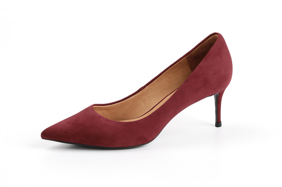 Las mujeres del lugar de trabajo de Borgoña bombean el tacón alto de los zapatos con ante auténtico suave