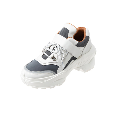 Los zapatos blancos del papá de las mujeres no deslizan los calzados informales atléticos