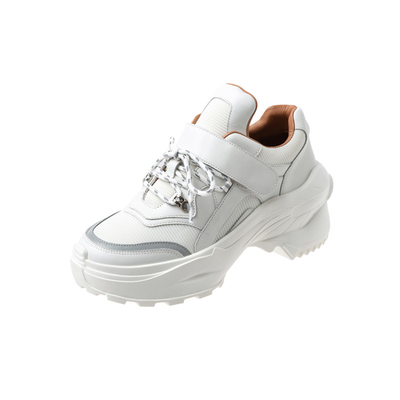 Los zapatos blancos del papá de las mujeres no deslizan los calzados informales atléticos
