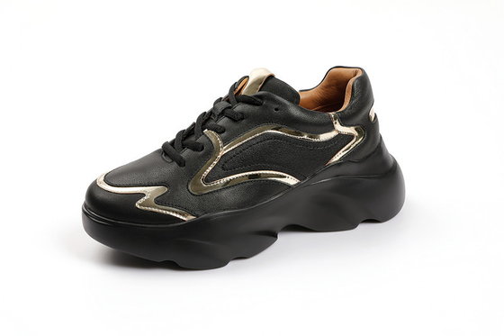 Los deportes atléticos de las señoras calzan los zapatos de encargo del resbalón del negro de la plataforma no
