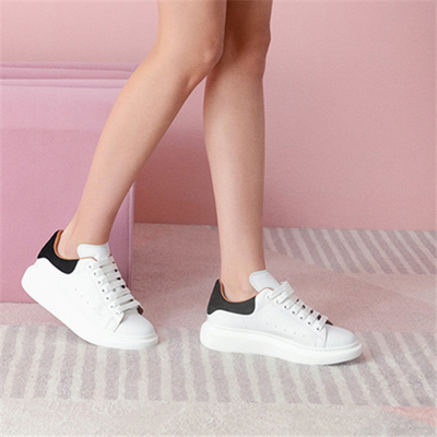 Material superior suave blanco de los calzados atléticos casuales de las mujeres de la tendencia
