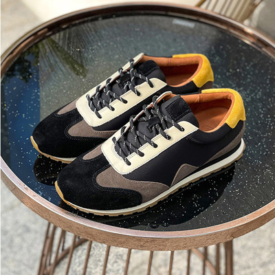 Los zapatos durables de los deportes atléticos no deslizan de cuero suave zapato tenis negro