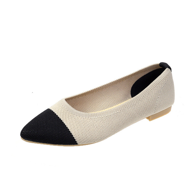 El nuevo peso ligero plano casual acentuado del zapato de las mujeres hace punto respirable