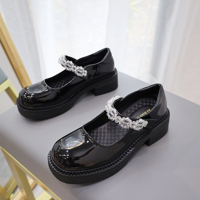 Los niños encienden los calzados informales, de nuevo a negro de zapatos de cuero cómodo de las colegialas