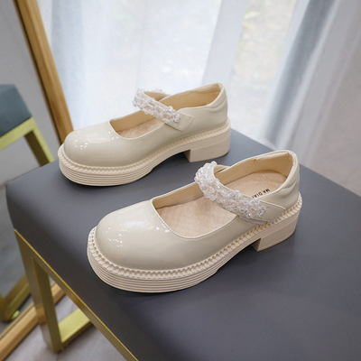 Los niños encienden los calzados informales, de nuevo a negro de zapatos de cuero cómodo de las colegialas
