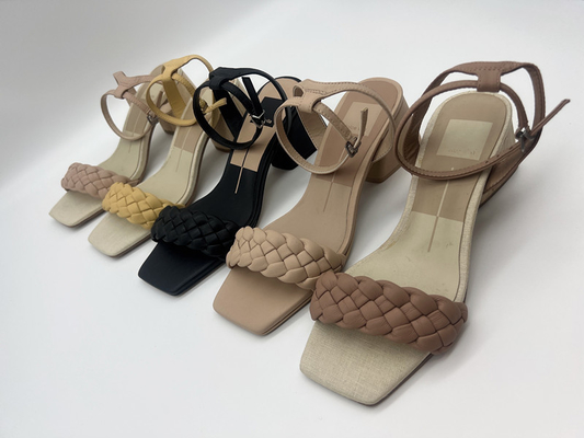 Las sandalias de Tan Woven Ladies Soft Leather miran furtivamente Toe With Metal Buckle