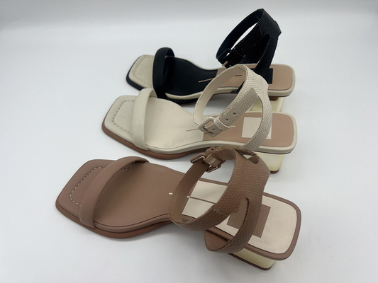 Las sandalias para mujer elegantes de una correa, el oro cruzado de cuero de la correa rellenaron las sandalias