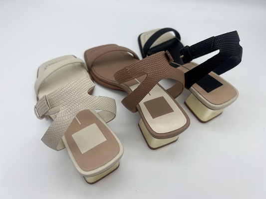Las sandalias para mujer elegantes de una correa, el oro cruzado de cuero de la correa rellenaron las sandalias
