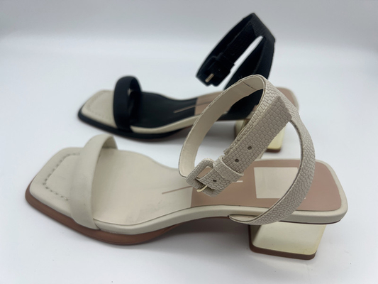Las sandalias para mujer elegantes de una correa, el oro cruzado de cuero de la correa rellenaron las sandalias