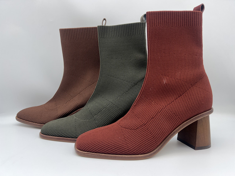 punto suave negro con las botas para mujer de cuero del tobillo del vestido de la vaca suave, talón de madera real con el espray