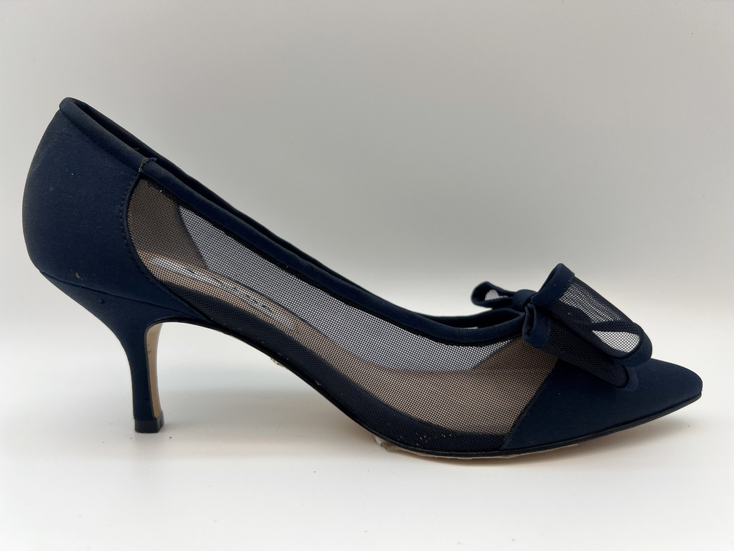 Negro respirable de los zapatos de vestir de cuero para mujer del SGS señalado cerró a Toe Heels With Mesh Butterfly