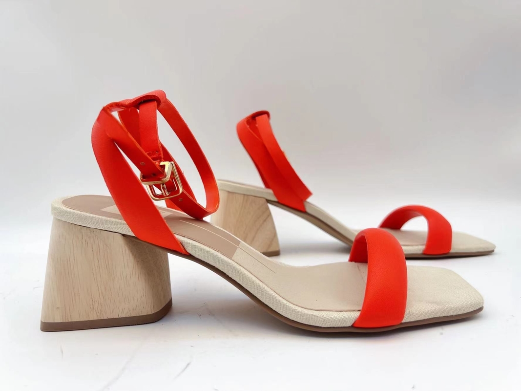 Las señoras anaranjadas suavemente cubren la parte superior abierta de Toe With Soft Nappa Leather con cuero de la sola correa de las sandalias