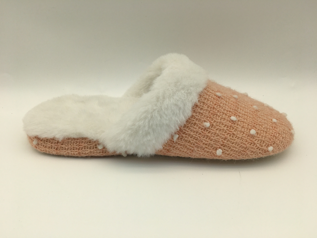 Los deslizadores de señoras suaves del invierno esquilan el punto de Toe Flat Shoes With Soft/la parte superior cerrados del paño grueso y suave