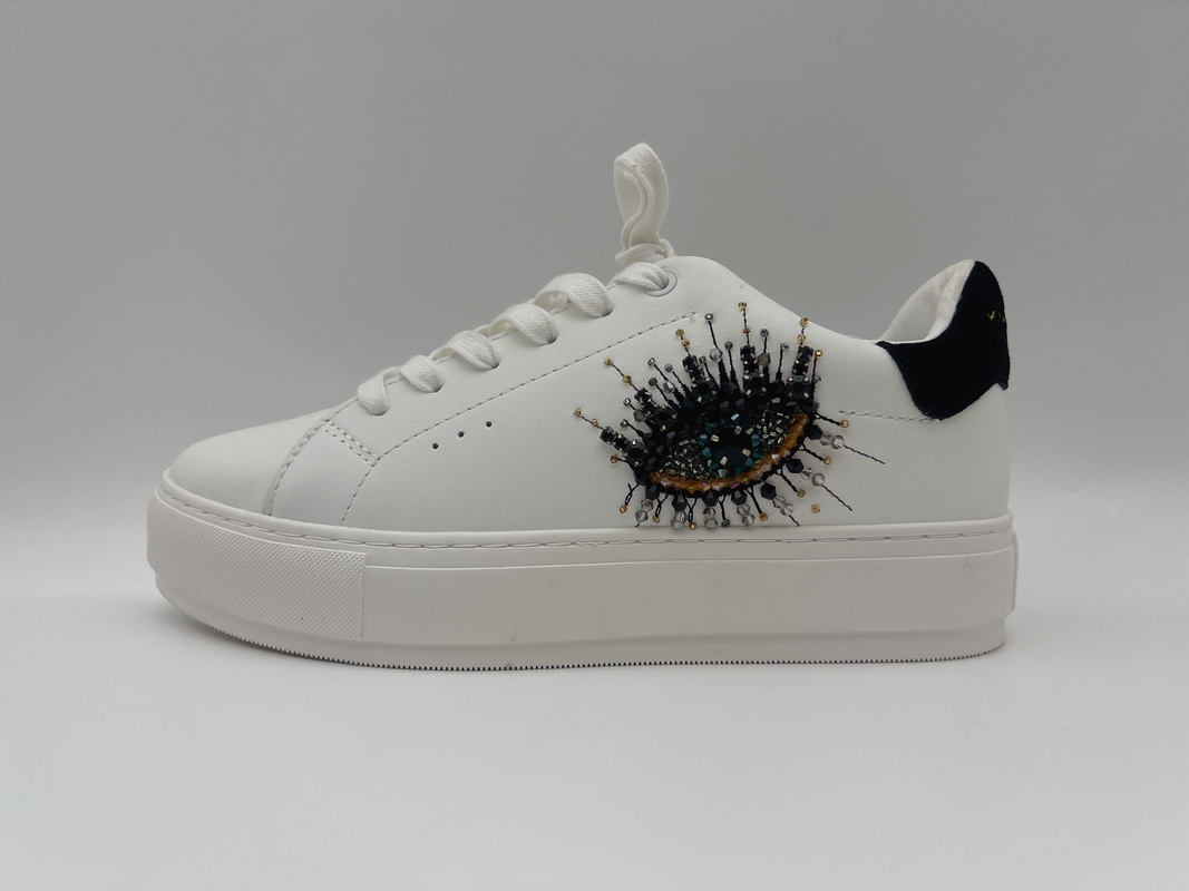 Zapatos que caminan de cuero para mujer de la vaca suave, zapatos blancos clásicos con la flor de piedra decorativa