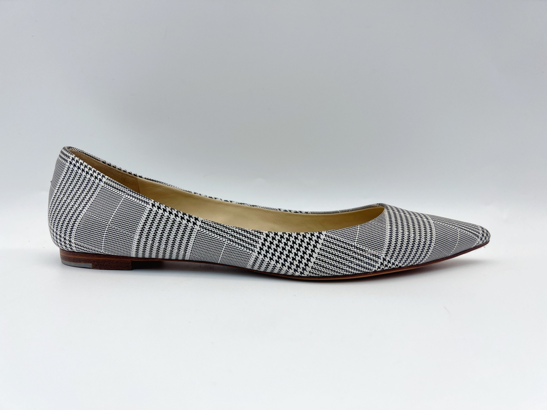 El plano blanco y negro para mujer de la tela de materia textil de la rejilla calza elegante y cómodo suaves